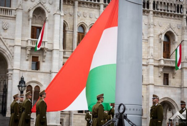 Aradi vértanúk emléknapja: Félárbócra engedték a nemzeti lobogót a Kossuth téren