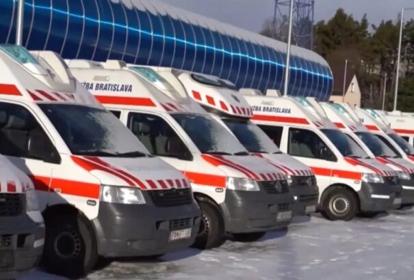 Szlovákia 18 mentőautót adott át Ukrajnának