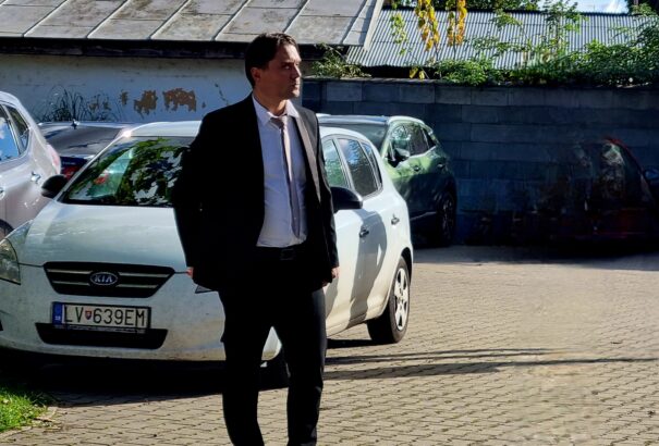 Kipukkadt Gubík László első lufija. Daniška nem tervezi a közös politizálást a Magyar Szövetséggel