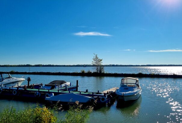 Nyugaton napsütés, keleten eső