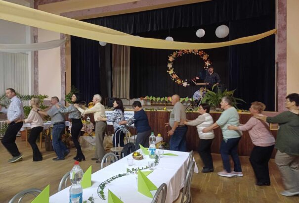 Mede Géza – Tajtin az idősek állítólag „kirúgták“ a kultúrház falát – képekkel