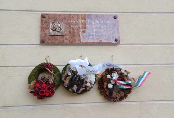 Emléktáblát avattak Komáromban a Jókai-szobor megalkotója, Berecz Gyula szobrászművész tiszteletére, születésének 130. évfordulóján
