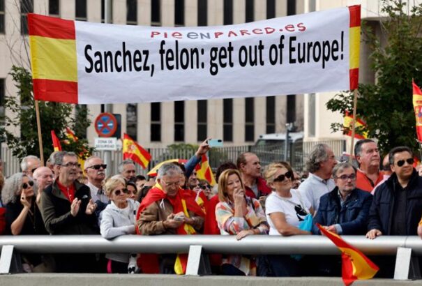 Tízezrek tüntettek előrehozott választásokat követelve a spanyol fővárosban