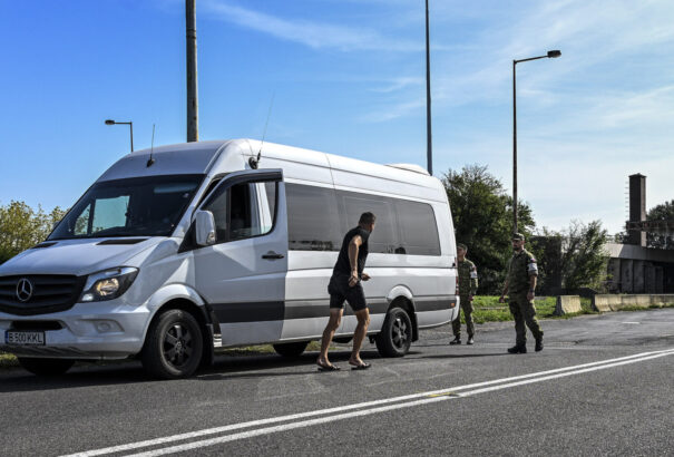 Több ezer járművet ellenőrzött a rendőrség a magyar határon