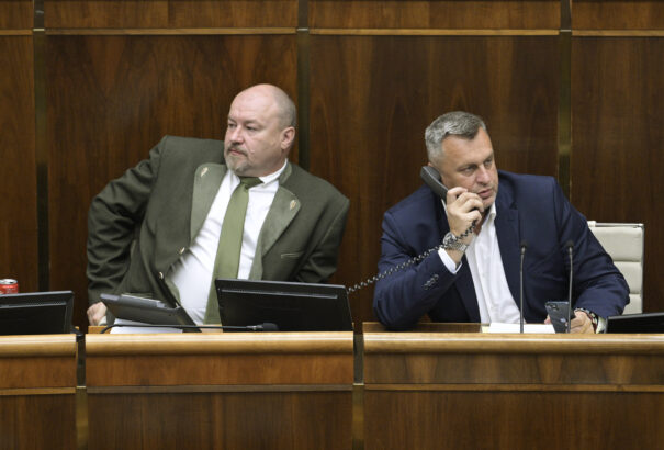 Huliakék kilépnek az SNS frakciójából