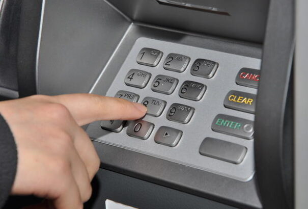 A bankok elkezdték letiltani a toborzást elkerülők bankkártyáit