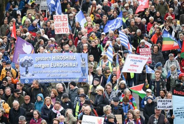 Ezrek tüntettek Berlinben Ukrajna katonai támogatása ellen