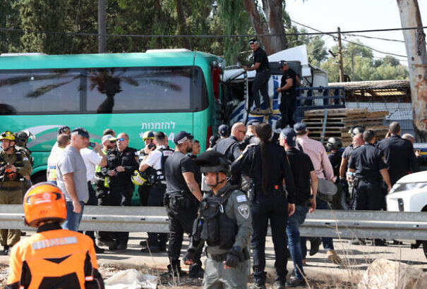 Buszmegállóban várakozók közé hajtott egy kamion Izraelben