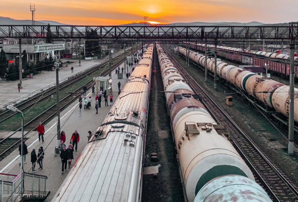 Romániában közel száz, vasúti kocsikon szelfiző fiatal szenvedett súlyos áramütést