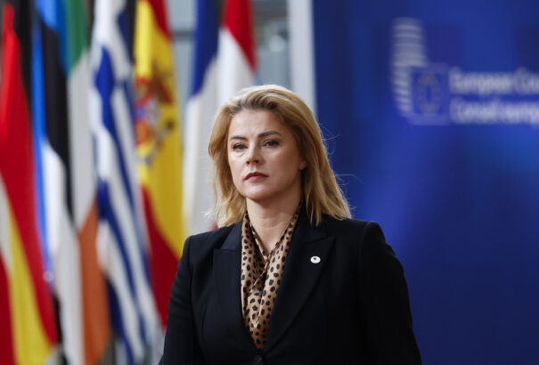 Lettország: Vizsgálat indult amiatt, hogy szankciós listás orosz oligarchák üzletelnek az országban