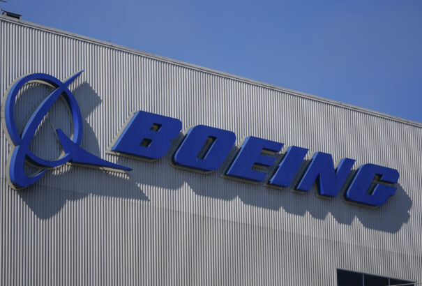 Dolgozóinak tizedét bocsátja el a Boeing