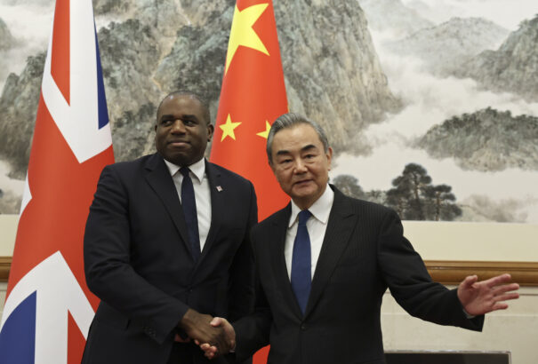 Ukrajnáról is tárgyalt Pekingben a brit külügyminiszter