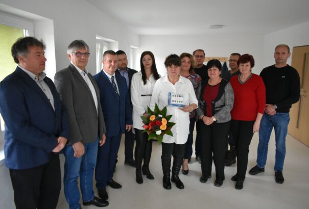 Kovács Mária, az Egyházasbásti Szociális Otthon egészségügyi nővére nyugdíjba vonul, közössége elismerte munkáját – képekkel