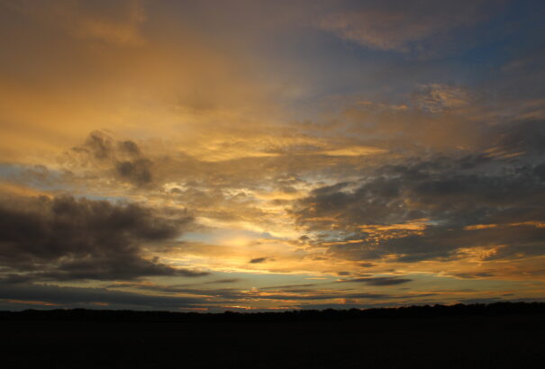 Szeles, napos idővel indul a csütörtök, de hamarosan jön az eső