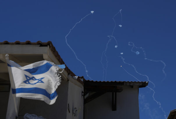 Irán ballisztikus rakétákkal lövi Izraelt