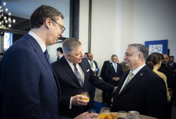 Magyar–szerb–szlovák migrációellenes tengely – Komáromban találkozik Orbán, Vučić és Fico