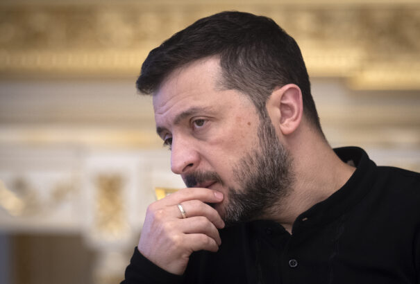 Bloomberg: Zelenszkij hajlandó „rugalmasabb álláspontra helyezkedni” a háború lezárásával kapcsolatban