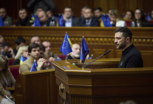 Mutatjuk Zelenszkij győzelmi tervének öt pontját. Többek között átvenné az amerikai egységek helyét Európában