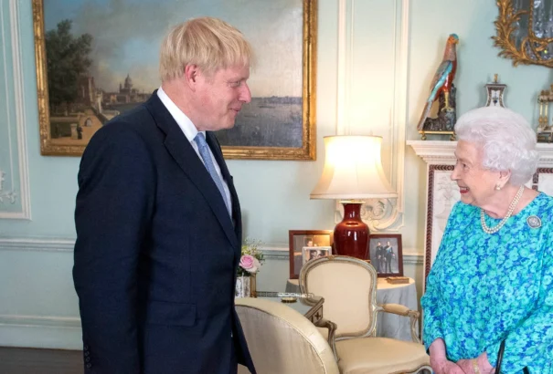 II. Erzsébet királynő csontrákos volt – állítja Boris Johnson életrajzi könyvében