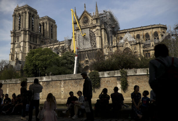 Újra megnyitják a párizsi Notre-Dame-székesegyházat, de a turistáknak ezúttal belépődíjat kell fizetniük