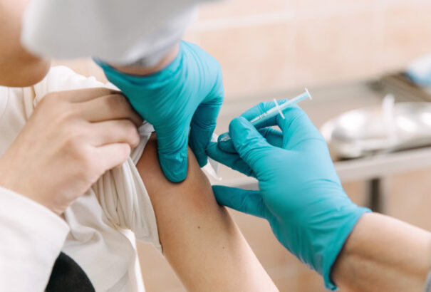 Októbertől a gyógyszerészek is olthatnak, jöhet az influenza elleni védőoltás a patikákban