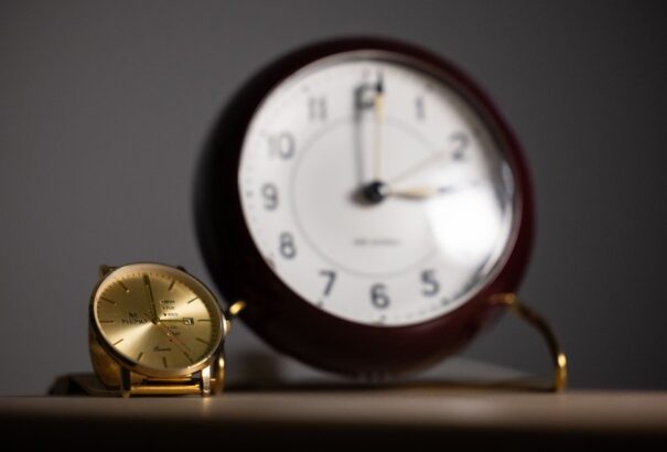 Vasárnap óraátállítás – visszatérünk a téli időszámításra