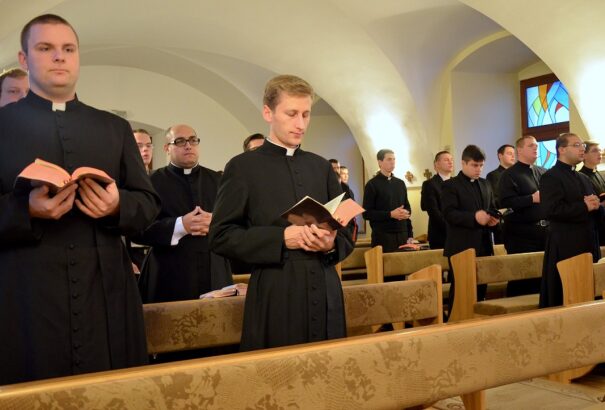 A kormány jóváhagyta: magasabb lesz a papok fizetése