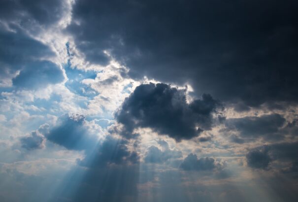 Túlnyomóan felhős időnk lesz, keleten hosszabb-rövidebb időre kisüthet a nap