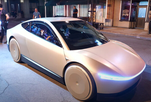 Elon Musk bemutatta a taxizás közeljövőjét: se sofőr, se pedálok, se kormány