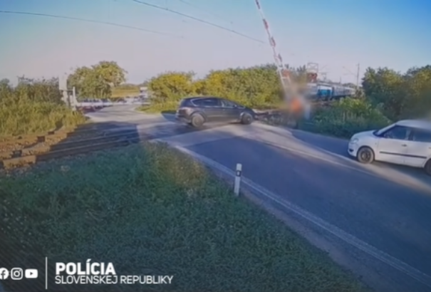 Centimétereken múlott a tragédia: A sofőr a vasúti átjáróra hajtott, csodával határos, hogy a vonat nem sodorta el (videóval)