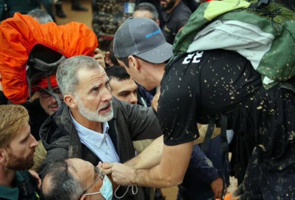 Spanyol áradások: Sárral és tojással dobálták meg a spanyol királyt (videóval)