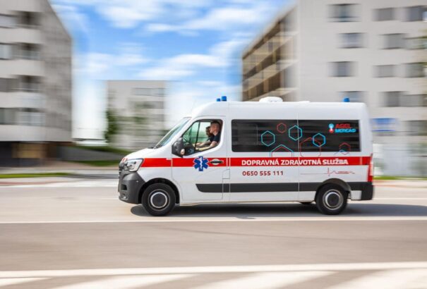 Autóbusz és kamion ütközött Lozornó térségében