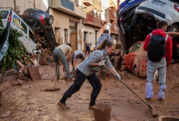 Spanyol áradások: 100 ezer önkéntes gyűlt össze Valenciában