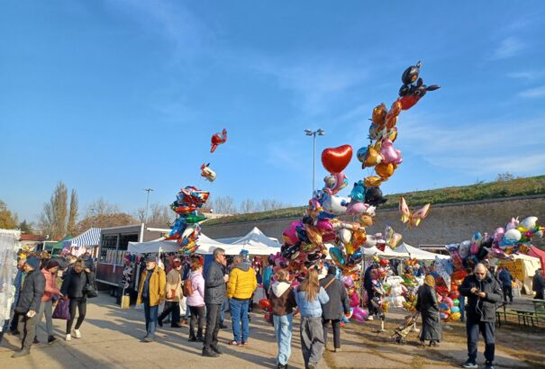Télies napfény kísérte végig az András-napi vásár forgatagát