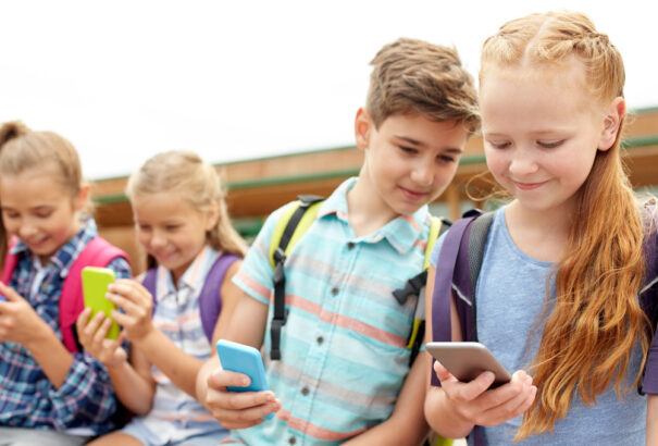 Az oktatási tárca előnyben részesíti, hogy a diákok óra előtt leadják mobiltelefonjukat