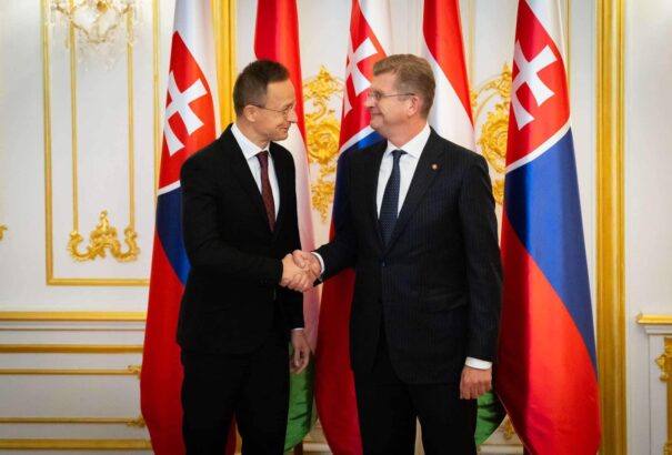 Žiga–Szijjártó-találkozó a pozsonyi várban: magyar-szlovák kapcsolatok, V4, energiabiztonság, nyelvtörvényhiszti nélkül