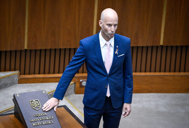 A HIV-fertőzését elhallgató Hellebrandt visszatérne a nagypolitikába. Beperli a kórházat és Ficóékat