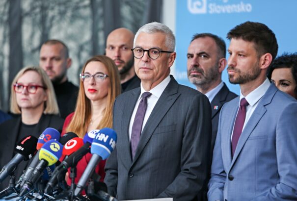 Korčok belépett a PS-be és Šimečka elmondta leköszönő beszédét