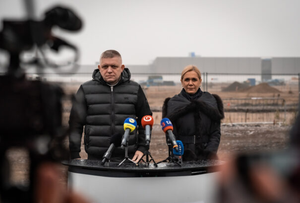 Fico Valalikyben – Büntetőfeljelentés kíséri a Volvo épülő gyárát keleten