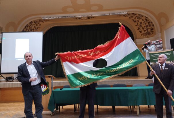 Az 56-os Szövetség forradalmi zászlót adományozott a komáromi Selye János Gimnáziumnak