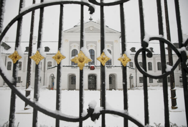 Tizenkét méter magas lucfenyőt állítanak az elnöki palota udvarán