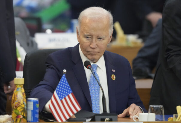Bloomberg: Biden meg akarta hívni Ukrajnát a NATO-ba, de végül visszakozott