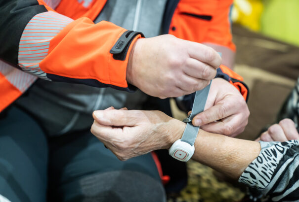 473 idős vagy beteg ember használ otthoni segélyhívó gombot Nagyszombat megyében