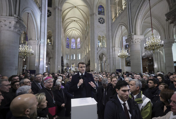 Pár nappal a hivatalos megnyitása előtt Macron látogatást tett a párizsi Notre-Dame-ban