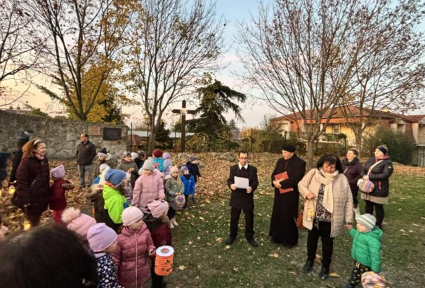 A jó cselekedeteket szimbolizáló lámpások fénye világította meg Alistált