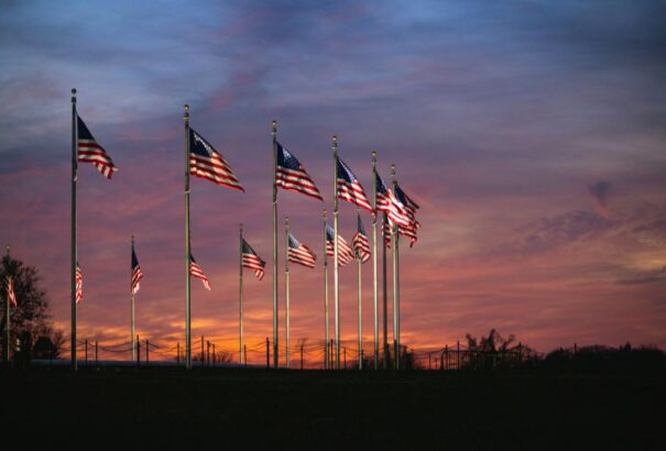 Transzgender, klímapolitika, háború, migráció – ideológiai fegyverek, amelyekkel az USA padlóra küldte Európát