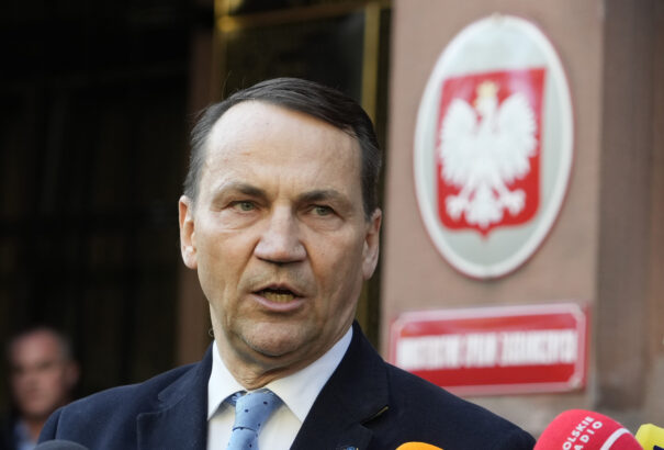 Sikorski: Ukrajnában történelmet írnak, Európának pedig reagálnia kell