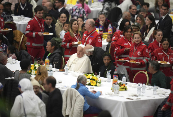 Ferenc pápa a szegények világnapján több mint ezer embert látott vendégül a Vatikánban