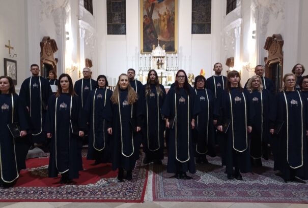 Lélekemelő hangversenyt adott Komáromban  a Szent Korona Kórus