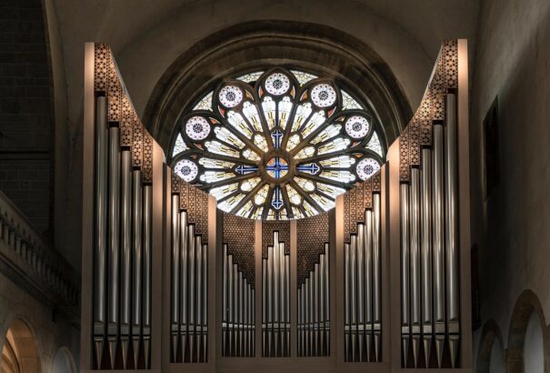 Felmérés: Egyre többen támogatják az egyházak és az állam szétválasztását